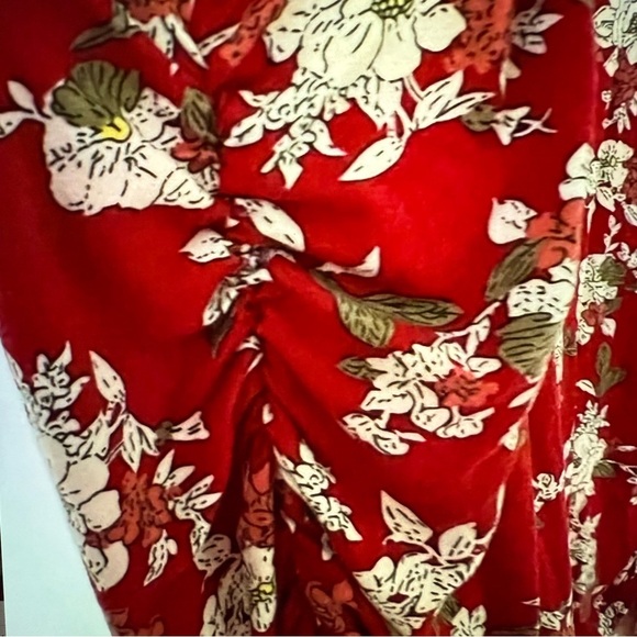 Red Floral Short Sleeve v-neck top with ruching - Picture 5 of 7